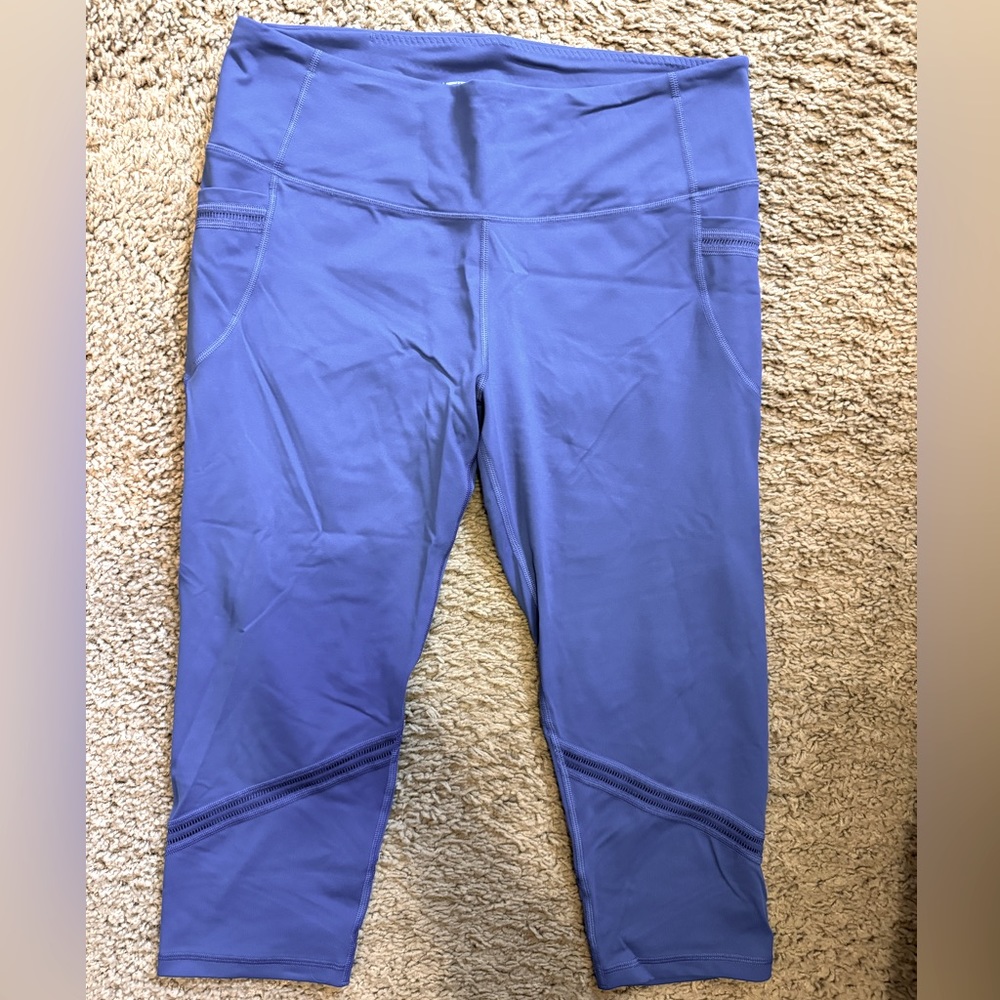 Victoria’s Secret Sport Knockout Capri legging, XL, Lavender/blue